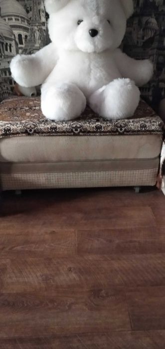 угловой диван с 2 пуфиками