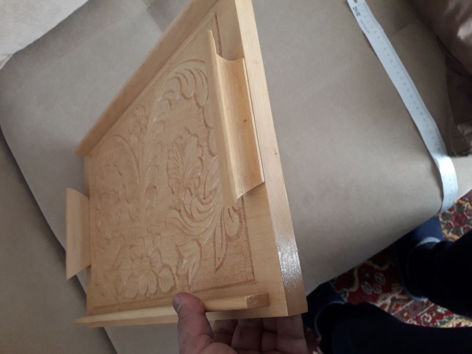 Tava sculptata din lemn masiv.