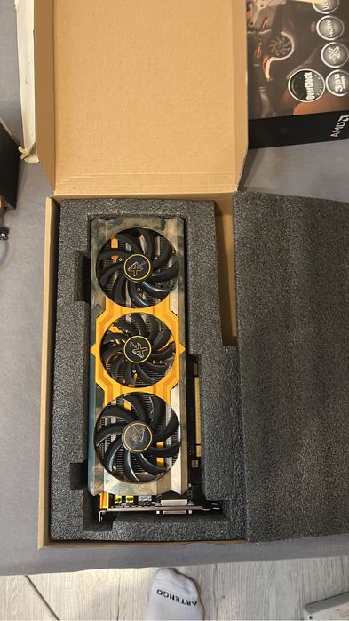 Placa video tri x R9 280X