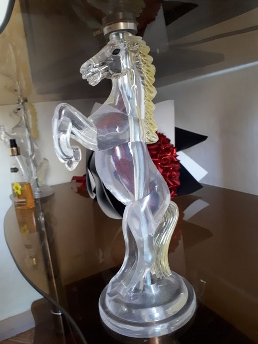 Продам стеклянный столик  под телевизор