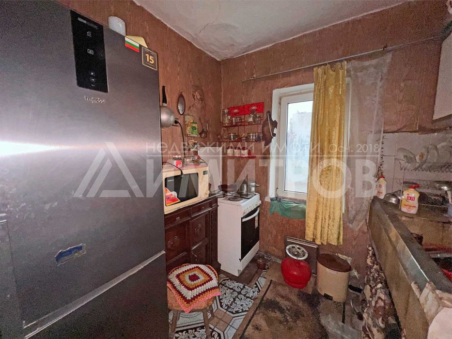 Продава напълно самостоятелна къща с двор в гр. Нови пазар в Добруджанския квартал на града.