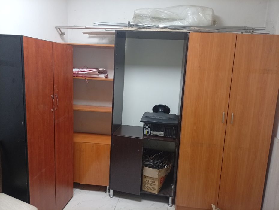 Kiyim kechak magazin uchun polkalar, vishelkalar va mebellar sotiladi