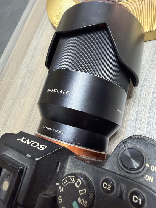 Sony a7ii cu obiectiv Samyang 35mm f1.4 cu 3 baterii