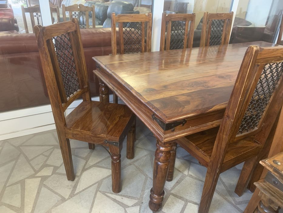 Голяма масивна маса с 8 стола