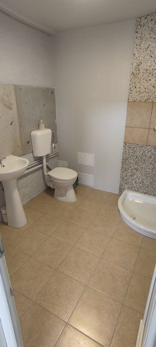 Hala 160 mp + birou + curte privată  900 mp + parcare – Acces A4