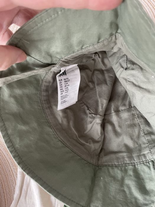 Set de haine de vară H&M pentru băieței de 1,5–2 ani (86–92 cm) — include tricouri, pantaloni scurți, o șapcă și o pălărie de soare.