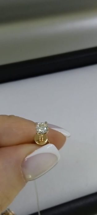 Золотой гвоздик с бриллиантами