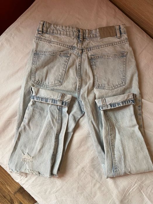 Модерни "Mom" дънки – силно накъсани, светлосин деним, размер S