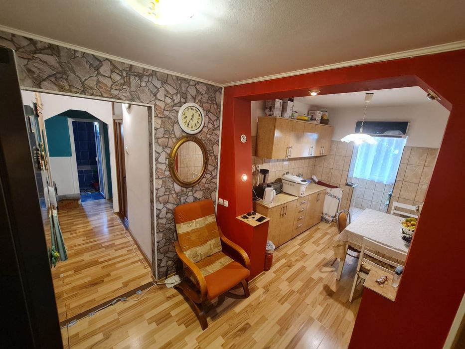 Apartament 3 camere, Strada Savinesti, Etaj 1, Tg Jiu