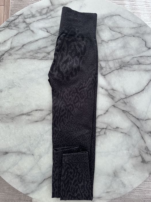 Vand colanti gymshark,250 lei 4 perechi sau 70 lei o pereche.