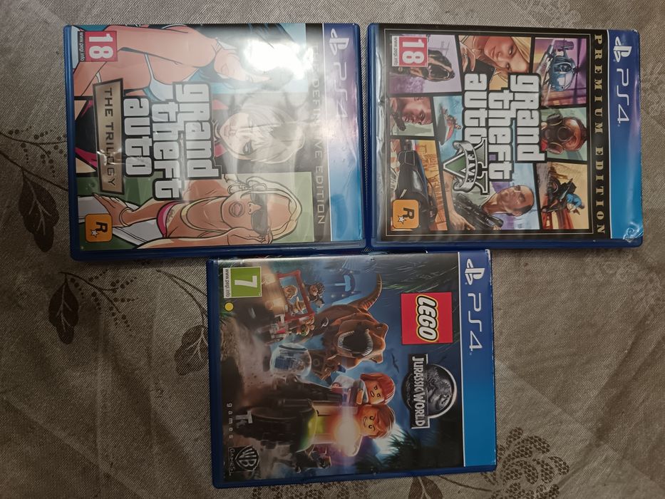 Продавам бял ps4 с 3 игри и контролер