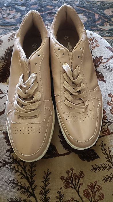 Adidași de damă sunt noi dar fără eticheta