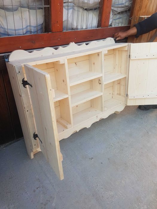 Corpuri din lemn masiv.