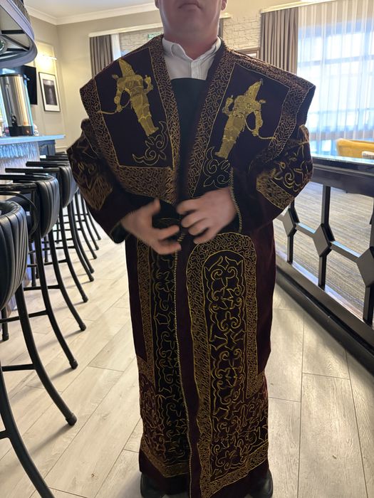 Продаеться 3 чапана