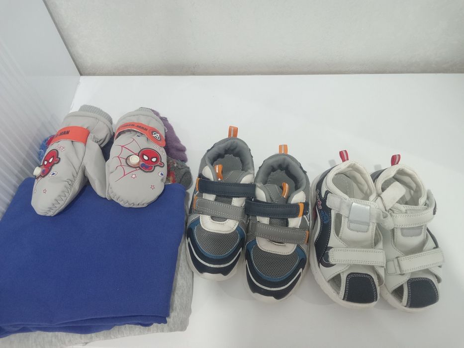 Отдам  вещи и обувь на мальчика.