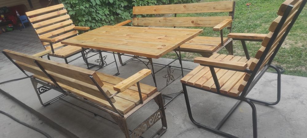 Скамейка, стол ,+2 кресла