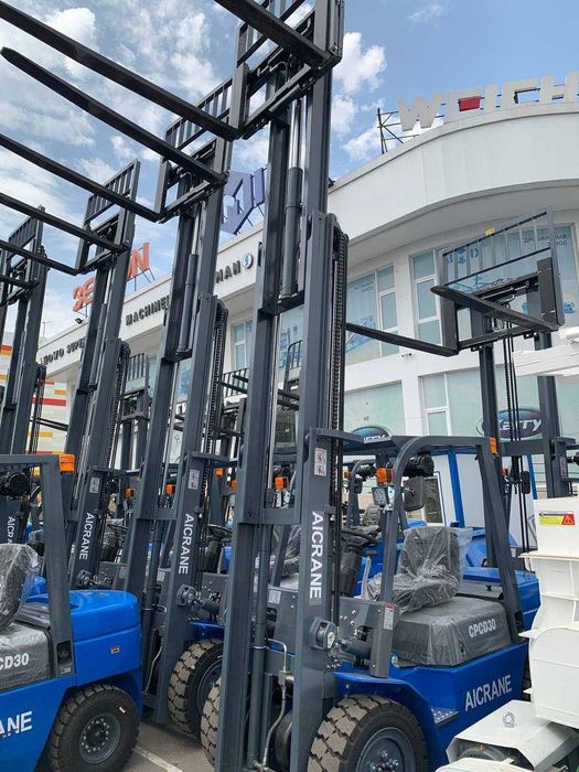 Кара (вилочный погрузчик) 3Тонны 4.5метра в наличии.