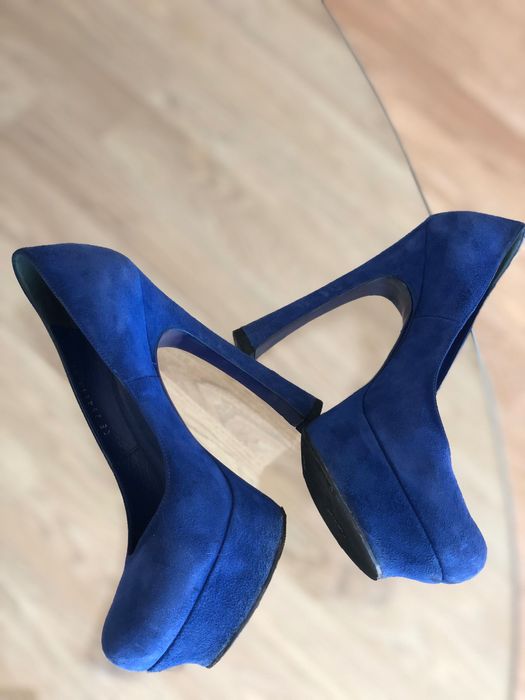 Pantofi albaștri YSL din piele întoarsă. Piesa de colecție