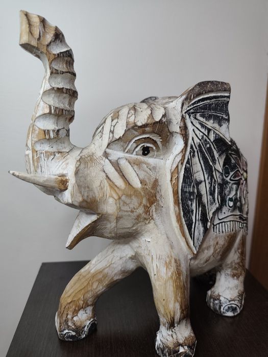 Ръчно резбован дървен слон – ориенталска декорация, символ на късмет