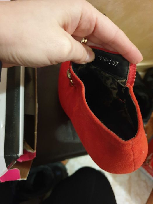 Червени дамски боти на ток