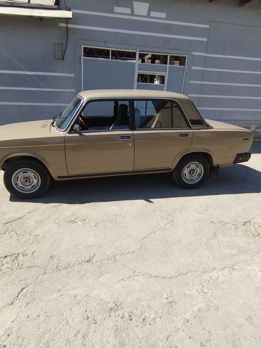 Vaz 2107 sotiladi.