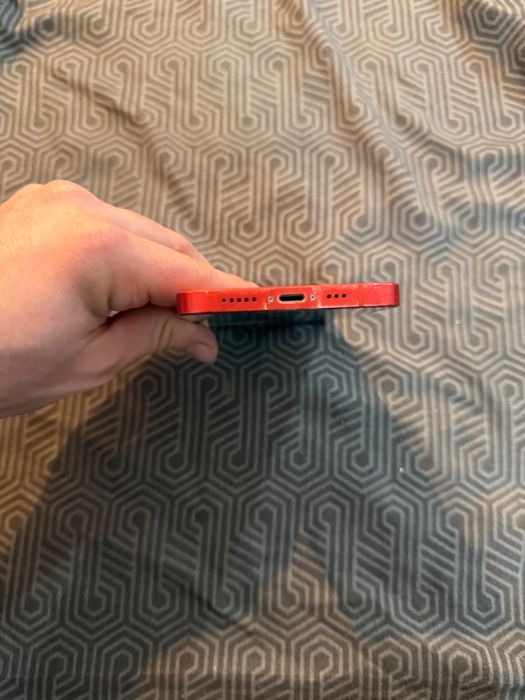 iPhone 12 de color rosu