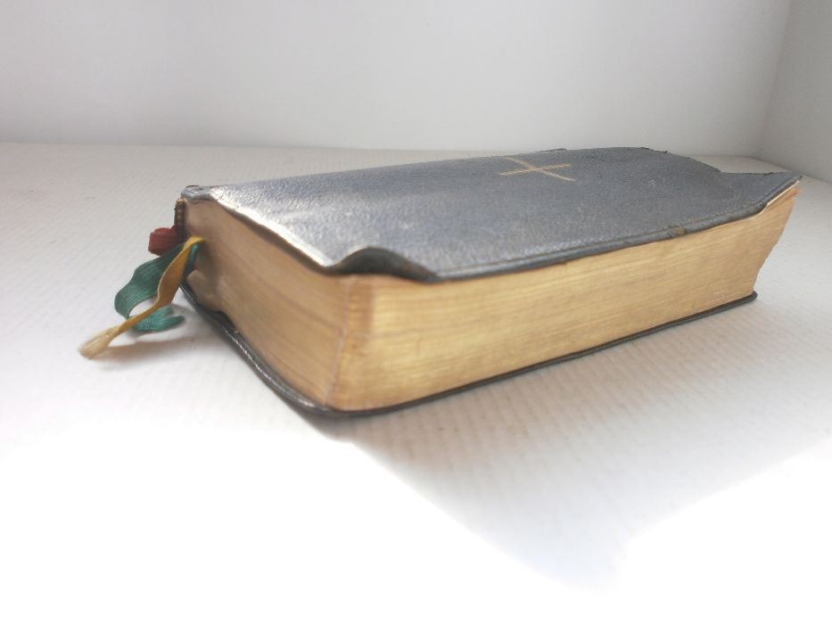 Стара  Библия с Кожени Корици и Позлатени Страници