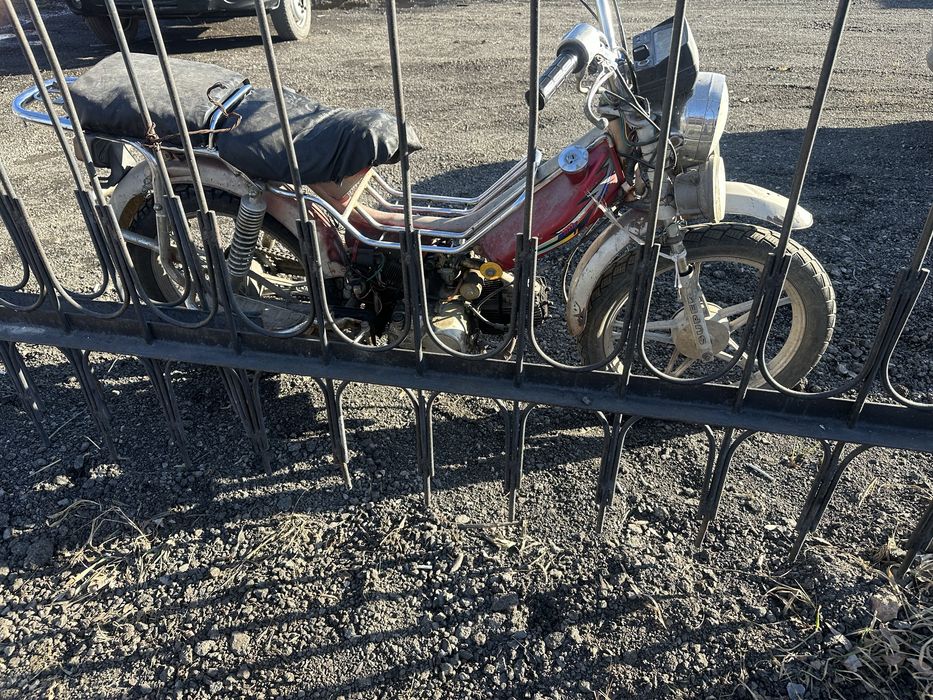 Продам мопед на полном ходу заводится со стартера и ножки весь пластик