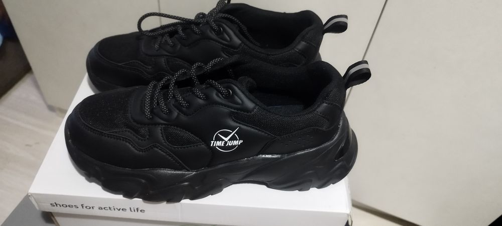 Срочно продам кроссовки