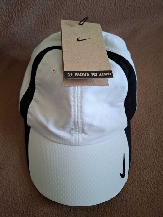 Бяла шапка с козирка Найк/ Nike, един размер, чисто нова