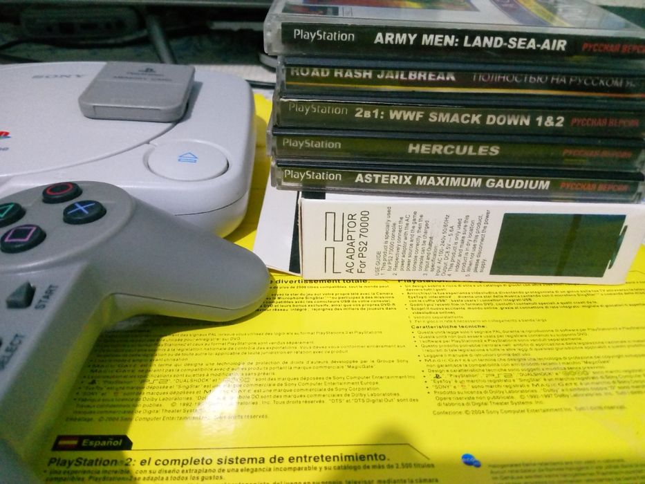 Ps one игравшая приставка в идеальном состояние!