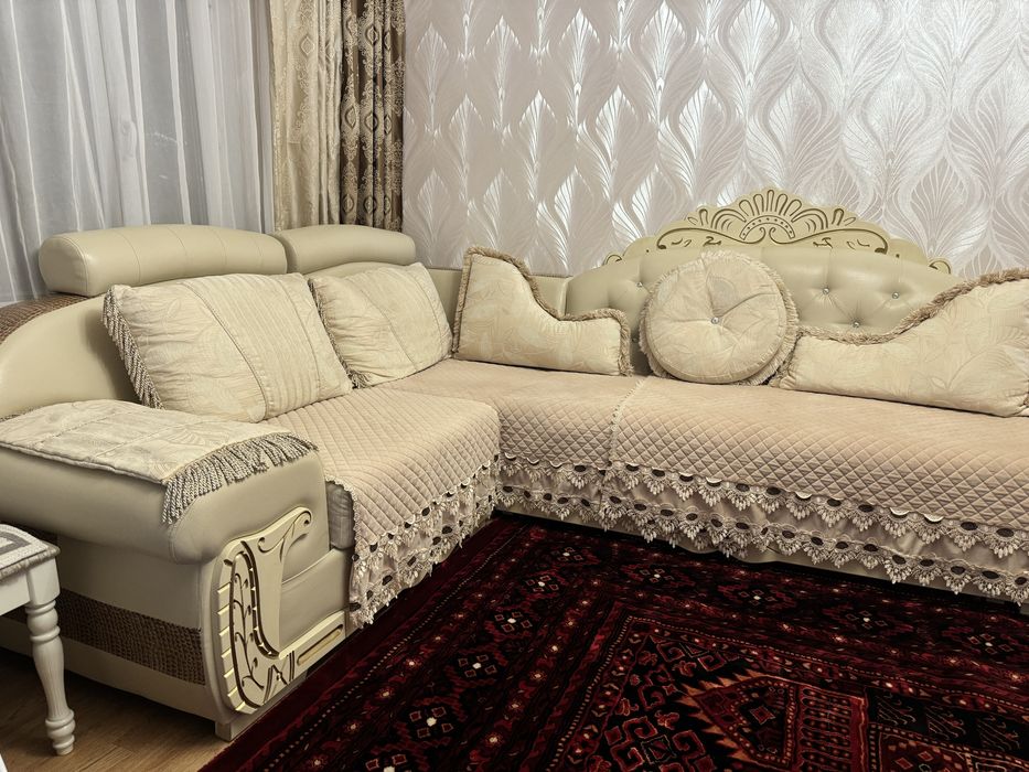 Диван бежевый угловой