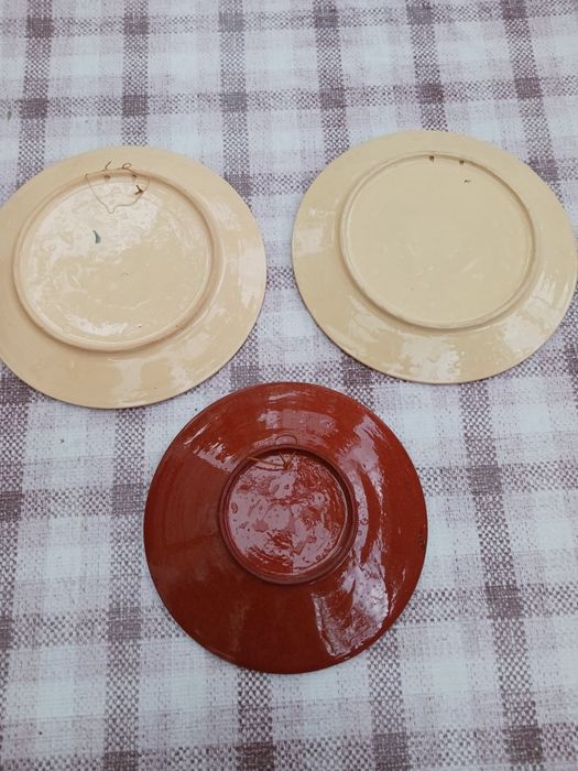 Керамични чинии и големи, стари заготовки