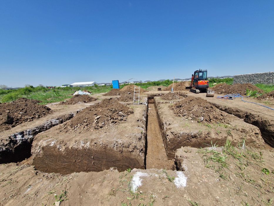 excavator / fundatii / gaz / curent / canalizare / terasamente / fose