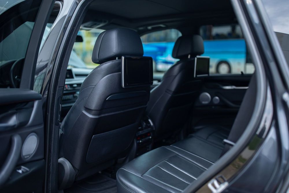 BMW x5 m50d , negru metalizat , ventilație scaune , încălzire auxiliară , conect drive , distronic +, faruri led