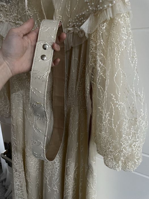 Бежевое нарядное платье