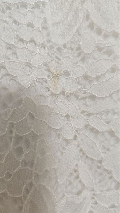 Бяла булчинска рокля по тялото, дантела