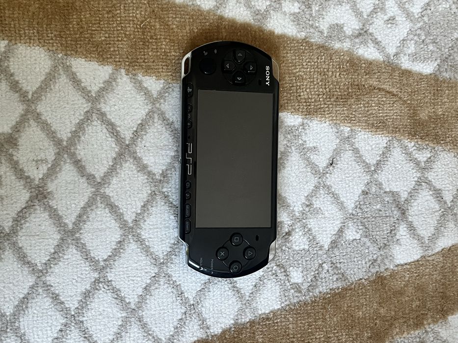 PSP 3000 — отличное состояние + оригинальная зарядка + много игр