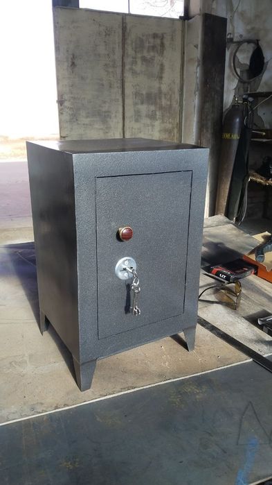 Сейфы. Хар хил турдаги ва размердаги сейфлар.