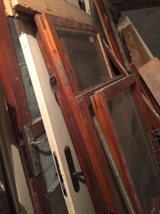 Продавам прозорци и врати