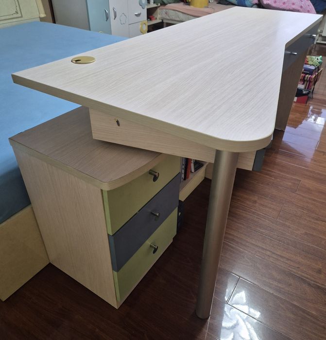 Письменный стол (подходит для компьютера)