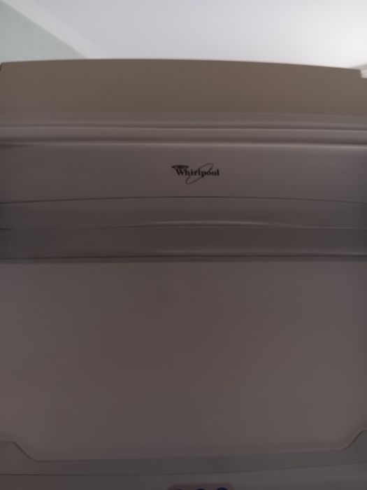 Холодильник двухкамерный Whirpool.