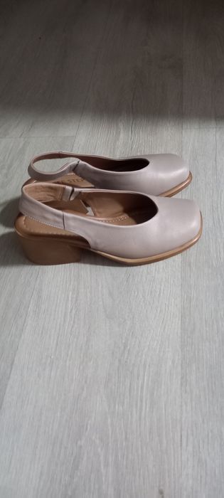 Женская кожаная обувь.