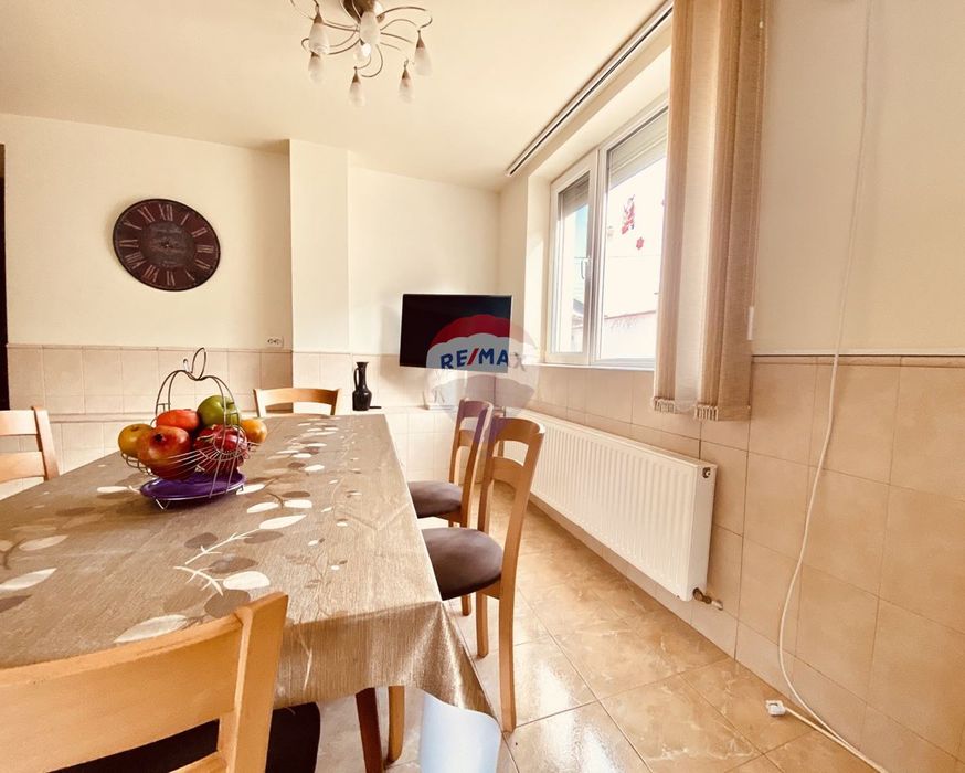 Къща с пет спални, камина, басейн и гараж за продажба, град Балчик, Я