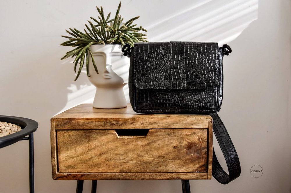 Cross body чанта VISHNA