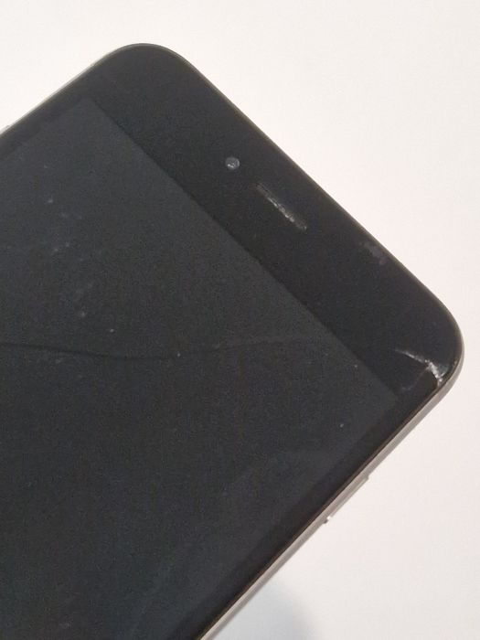 Telefon iphone  cu  display fisurat