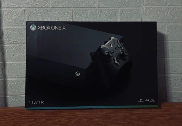 Xbox One X 1TB – 4K REAL – ca noua – Pachet cu 8 Jocuri