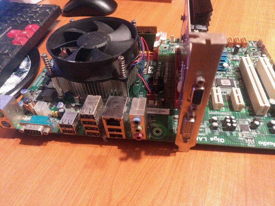 Материнская плата с i3 процессором.