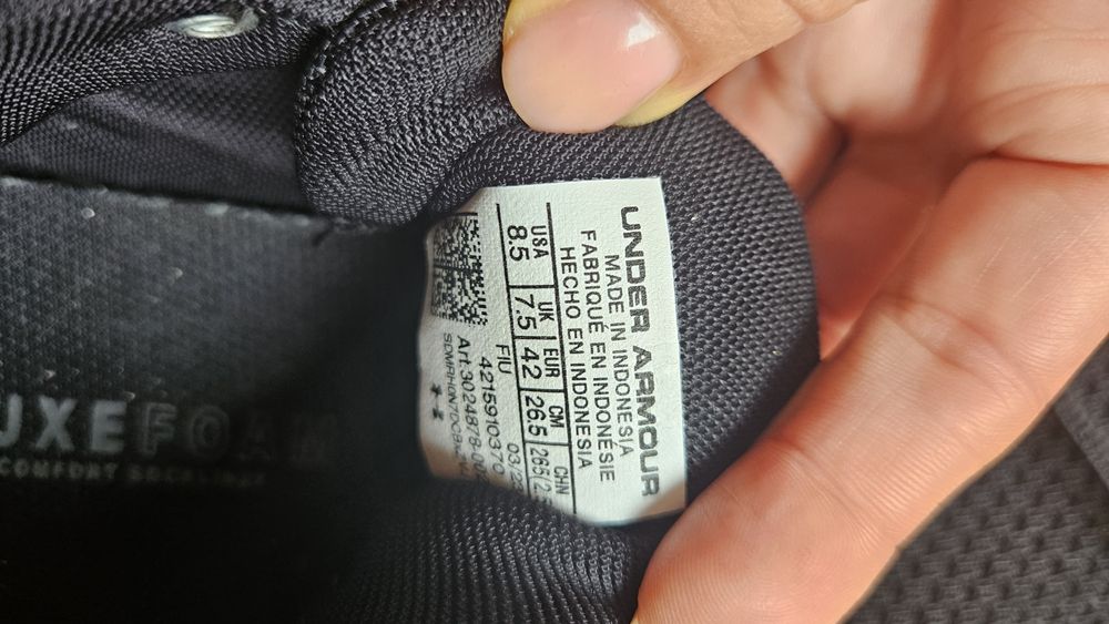 Мъжки маратонки  Under Armour "Charged , 42 номер".

Добро състояние.