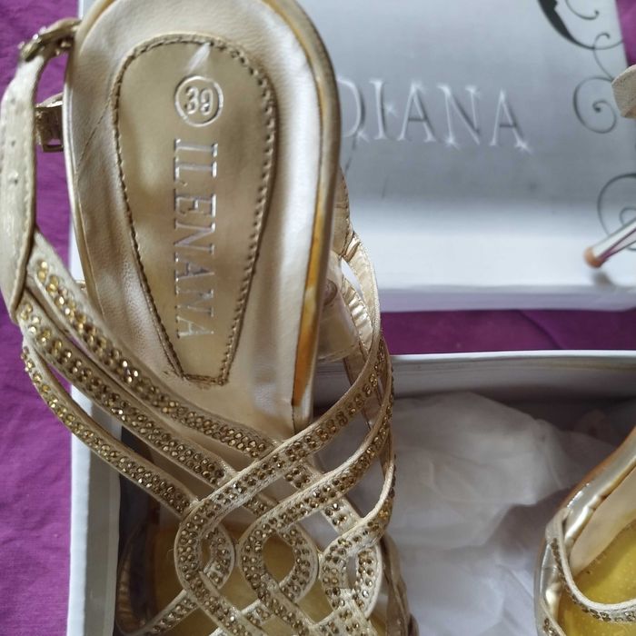 Елегантни дамски обувки с висок ток,нови.